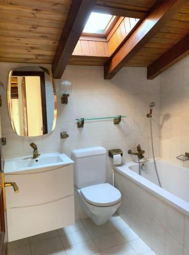 Salle d'eau avec baignoire